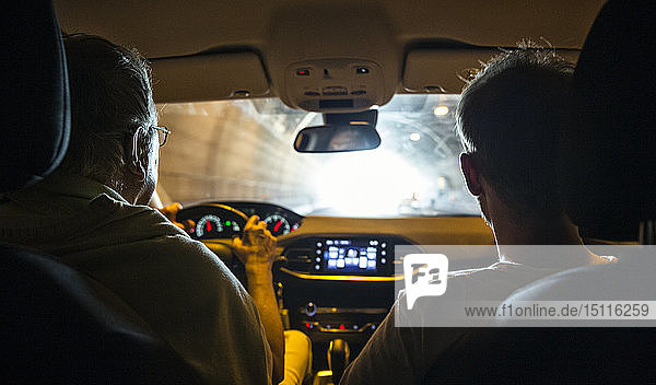 Italien  Sizilien  zwei Männer im Auto in einem Tunnel