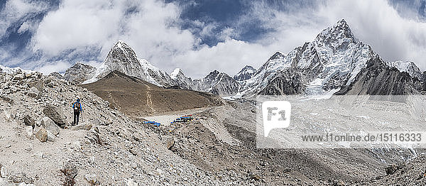 Nepal  Solo Khumbu  Everest  Bergsteiger am Gorak Shep