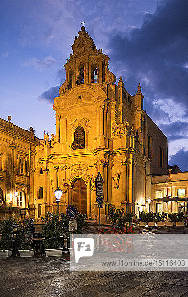 Kirche San Giuseppe in der Abenddämmerung  Ragusa  Sizilien  Italien