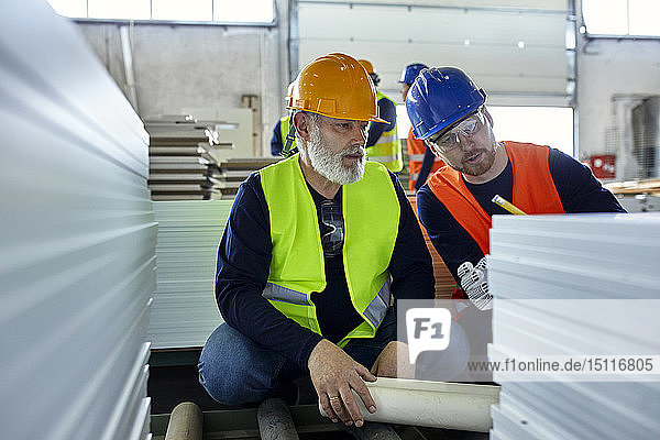 Zwei Männer arbeiten zusammen in der Fabrik