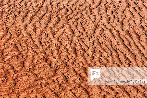 Oman  Geriffelter Sand auf einer Düne  Vollbild