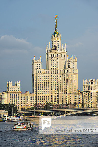 Russland  Moskau  Flusskreuzfahrt entlang der Moskwa vor einer der Sieben Schwestern