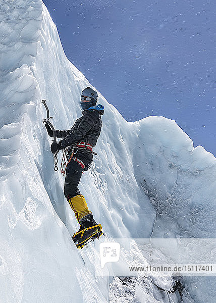 Nepal  Solo Khumbu  Everest  Bergsteiger beim Klettern am Eisfall