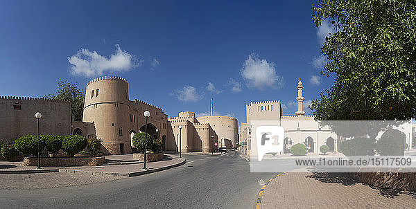 Stadtmauer Ziegenmarkt und Al Qala'a-Moschee Nizwa Oman