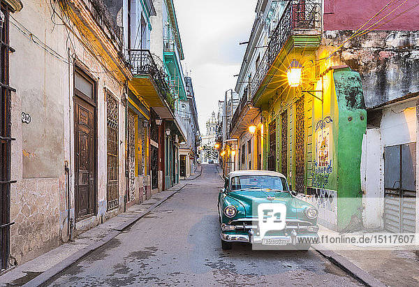 geparkter Oldtimer in leerer Straße  Havanna  Kuba