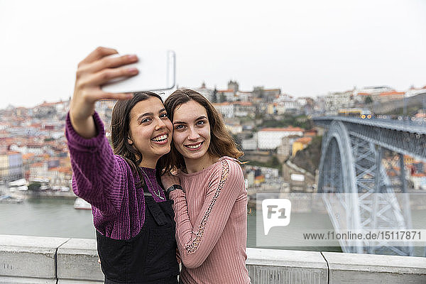 Porträt der zwei besten Freunde beim Selbermachen mit dem Smartphone Porto Portugal