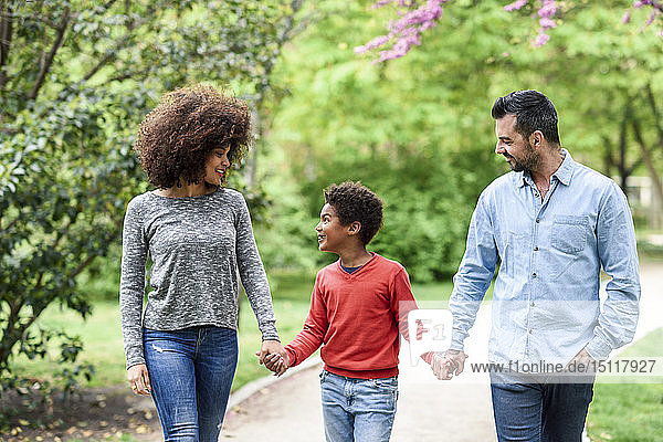 Glückliche Familie beim Spaziergang im Park