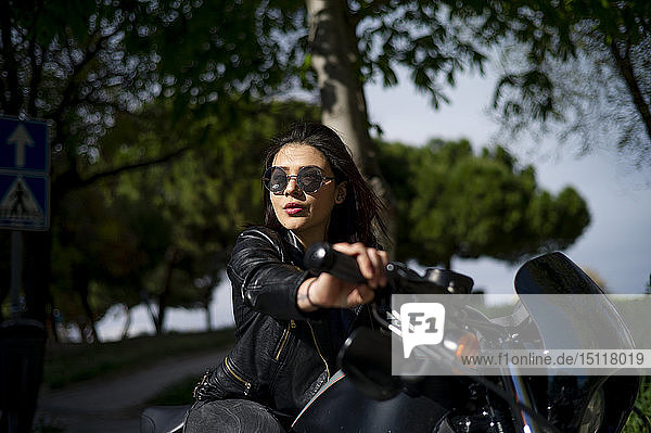 Porträt einer jungen Frau auf Motorrad