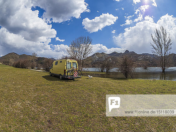 Spanien  Asturien  Camposolillo  Wohnmobil am Porma-Stausee und im Hintergrund das Kantabrische Gebirge
