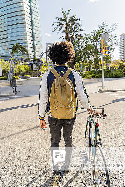 Rückansicht eines Gelegenheits-Geschäftsmannes mit Fahrrad in der Stadt unterwegs  Barcelona  Spanien