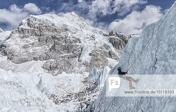 Nepal  Solo Khumbu  Everest  Mountaineers climbing on icefall
