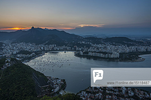Blick vom Zuckerhut-Berg  Rio de Janeiro  Brasilien