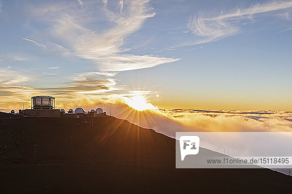 Blick vom Red-Hill-Gipfel auf das Haleakala-Observatorium bei Sonnenuntergang  Maui  Hawaii  USA
