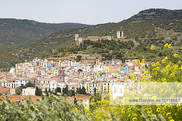 Italien  Sardinien  Bosa  Stadtbild mit Schloss von Serravalle