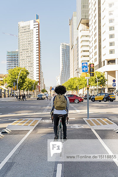 Rückansicht eines Gelegenheits-Geschäftsmannes auf dem Fahrrad in der Stadt  Barcelona  Spanien
