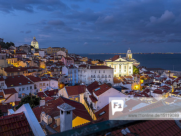 Blick über die Stadt in der Abenddämmerung mit dem Kloster Sao Vincente de Fora  der Kirche Santa Engracia und dem Fluss Tejo  Alfama  Lissabon  Portugal