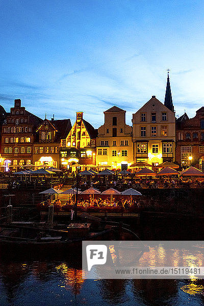 Beleuchtete Giebelhäuser am Stint-Markt  Lüneburg  Deutschland