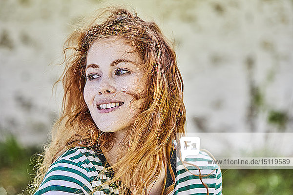 Porträt einer rothaarigen jungen Frau mit Sommersprossen