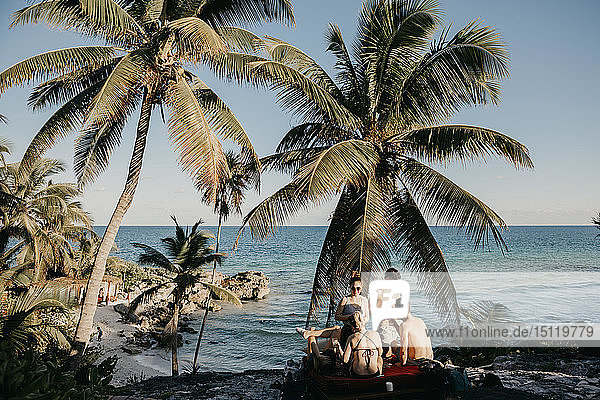 Mexiko  Quintana Roo  Tulum  Freunde entspannen am Strand