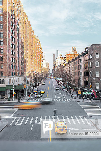 Kreuzung mit Hochhäusern und Taxis  Chelsea  New York City  USA