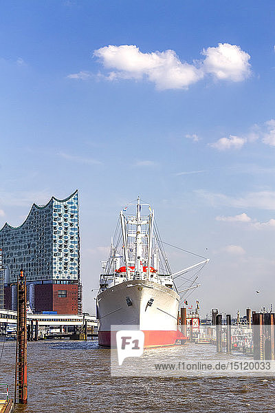 Blick auf die Elbphilharmonie mit dem Schiff Cap San Diego im Vordergrund  Hamburg  Deutschland