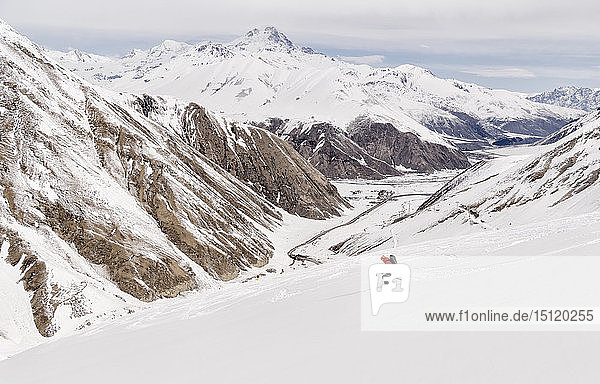 Georgien  Kaukasus  Gudauri  Mann auf einer Skitour beim Abfahrtslauf