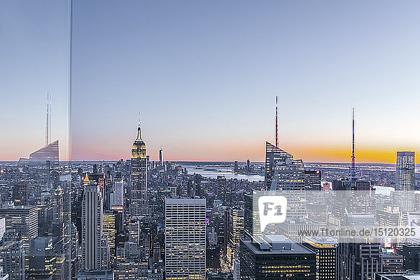 Skyline bei Sonnenuntergang mit dem Empire State Building im Vordergrund und dem One World Trade Center im Hintergrund  Manhattan  New York City  USA