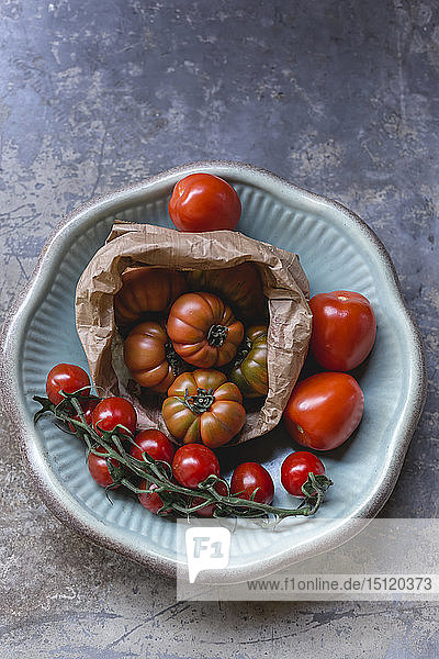 Sardische Fleischtomaten in Papiertüte  Risp von Mini-Pflaumentomaten und Roma-Tomaten auf dem Teller