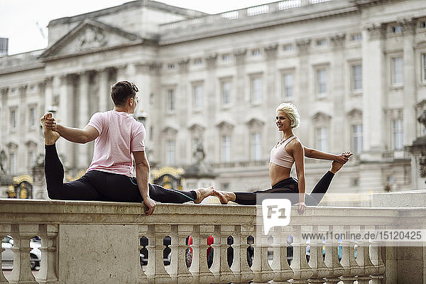 Grossbritannien  London  junges Paar turnt vor dem Buckingham-Palast Akrobatik