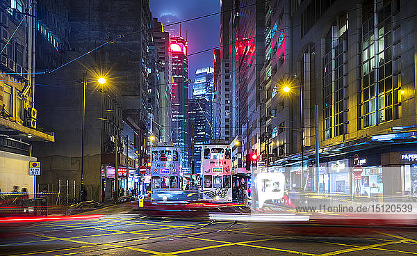 Straßenbahnen in Hongkong Central bei Nacht  Hongkong  China
