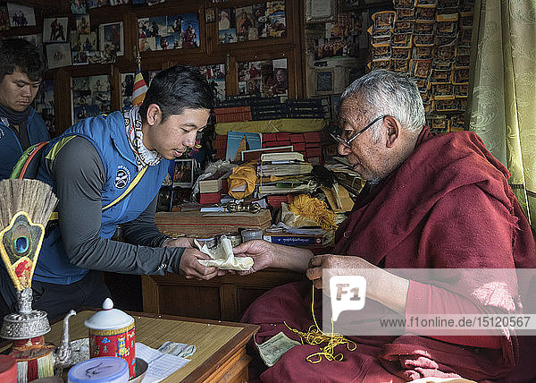 Nepal  Sherpa erhält den Segen von Moch  bevor er den Mount Everest besteigt
