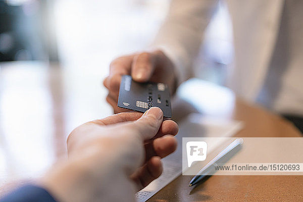 Kunde bezahlt Rechnung mit Kreditkarte  Nahaufnahme