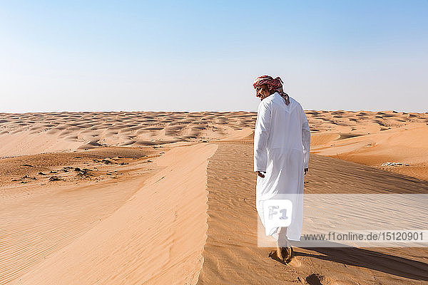 Beduinen zu Fuß in der Wüste  Wahiba Sands  Oman