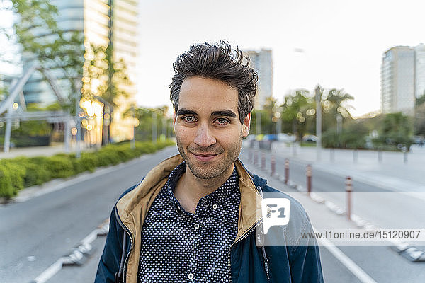 Porträt eines lächelnden Gelegenheitsmanns in der Stadt  Barcelona  Spanien