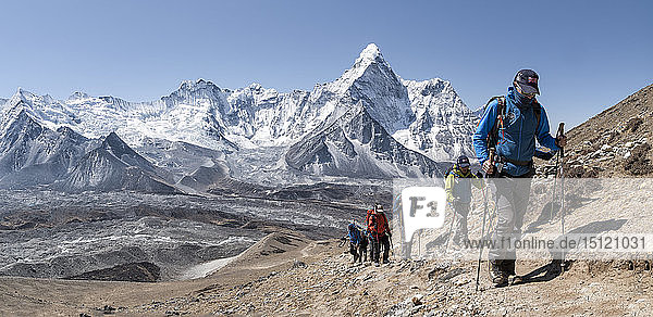 Nepal  Solo Khumbu  Everest  Gruppe von Bergsteigern am Chukkung Ri