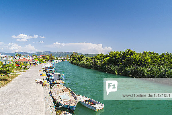Griechenland  Fluss Acheron mit Fischerbooten bei Ammoudia