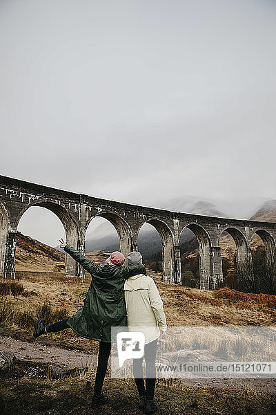 Großbritannien  Schottland  Highland  Glenfinnan-Viadukt  Rückansicht der Freundinnen auf Ansicht