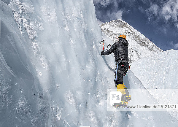 Nepal  Solo Khumbu  Everest  Bergsteiger beim Klettern am Eisfall