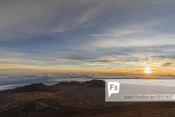 USA  Hawaii  Mauna Kea volcano  view over volcanic landscape at sunrise