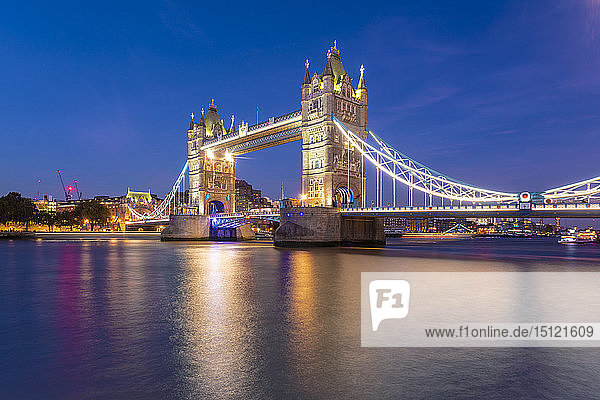 UK  London  beleuchtete Tower Bridge bei Nacht