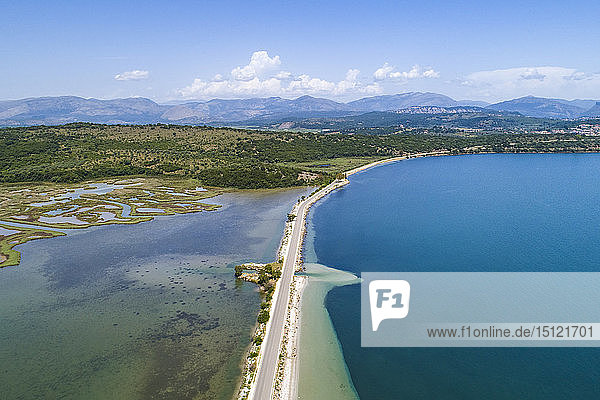 Griechenland  Igoumenitsa  Luftaufnahme der Straße  die bei Ormos Valtou das Meer überquert