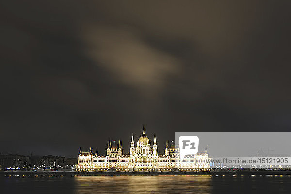 Parlamentsgebäude und Donau  lange Exposition bei Nacht  Budapest  Ungarn