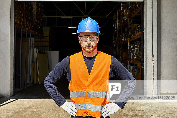 Porträt eines selbstbewussten Arbeiters auf dem Fabrikhof