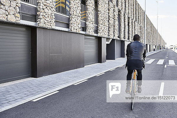 Mann mit Fahrrad in Barcelona