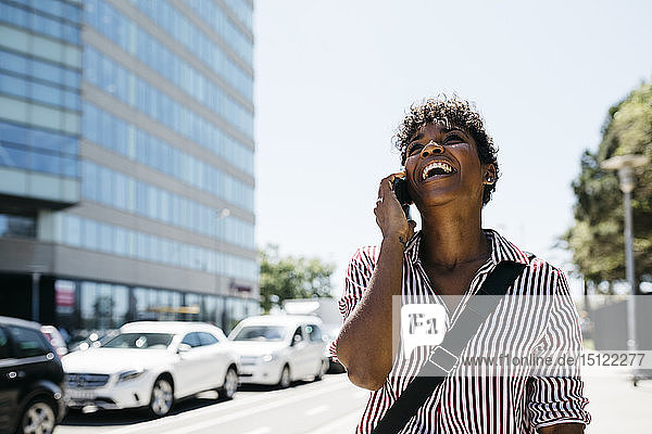 Frau telefoniert beim Spaziergang in der Stadt