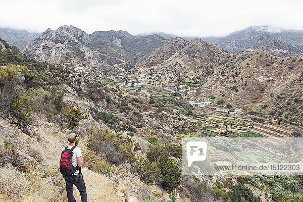 Wanderer  der die Aussicht geniesst  Vallehermoso  La Gomera  Kanarische Inseln  Spanien