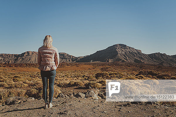 Rückenansicht einer Frau  die auf den Vulkan Teide schaut  Caldera de las Canadas  Teneriffa  Spanien