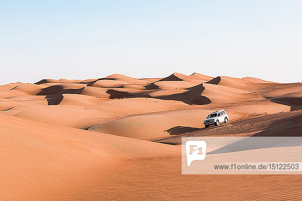 Sultanat Oman  Wahiba Sands  Dünenschlachten in einem SUV