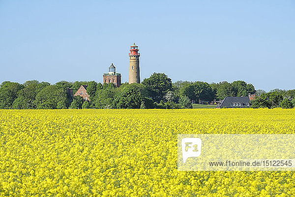 Deutschland  Mecklenburg-Vorpommern  Rugen  Schinkelturm und der neue Leuchtturm bei Kap Arkona  im Vordergrund Rapsfeld