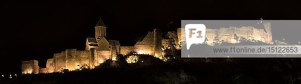Georgien  Tiflis  Festung Narikala bei Nacht